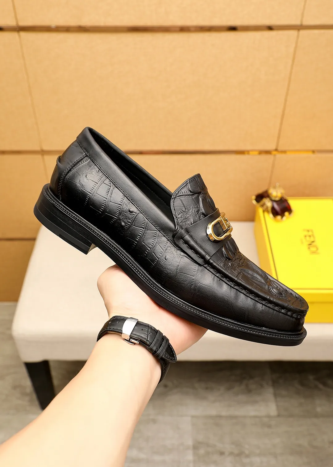 Men's shoes 💰460 💐 Product trademark: FENDI [Fendi] casual leather shoes Regular size: 38-44 (45.46🉑️customized) Product materials: Selected imported first-layer calfskin embossed upper + luxury hardware buckle, imported cow 🐂 lining. Strong three-dimensional visual effect, original outsole color: 1⃣️color optional
